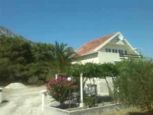 ein Haus mit einer Palme und einigen Büschen in der Unterkunft Apartments with a parking space Orebic, Peljesac - 14857 in Orebić