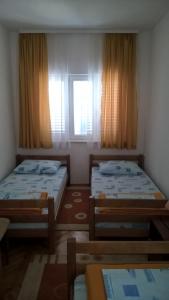 ein Zimmer mit zwei Betten und einem Fenster in der Unterkunft Apartments with a parking space Orebic, Peljesac - 14857 in Orebić