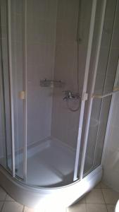 eine Dusche mit einer Glastür in einem Badezimmer in der Unterkunft Apartments with a parking space Orebic, Peljesac - 14857 in Orebić