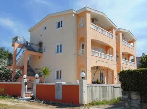 スチュライにあるApartments by the sea Sucuraj, Hvar - 14866の白い大きな建物