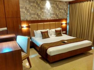 Postel nebo postele na pokoji v ubytování The Altruist Business Hotel Andheri