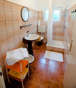 Koupelna v ubytování Apartments by the sea Barbat, Rab - 14884