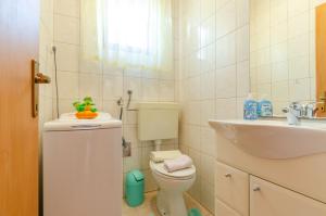 ein kleines Bad mit WC und Waschbecken in der Unterkunft Seaside holiday house Karbuni, Korcula - 14889 in Prizba