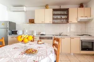 Kuchyň nebo kuchyňský kout v ubytování Seaside holiday house Karbuni, Korcula - 14889 + 10 fotografií
