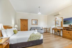 a bedroom with a bed and a dining room at Ballina Heritage Inn in Ballina +85 photos