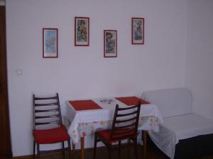 een witte tafel met twee stoelen en een tafel met een witte bij Apartments and rooms with parking space Stari Grad, Hvar - 14888 in Stari Grad