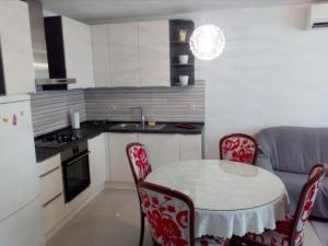 Kuchyň nebo kuchyňský kout v ubytování Apartments with WiFi Omis - 14894