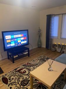 Televisi dan/atau pusat hiburan di Enjoy Our Cozy Private Room In Our Suite 10 Star Stay!!!Newark Airport 20mins Away NYC 30mins Away Prudential Center 10mins