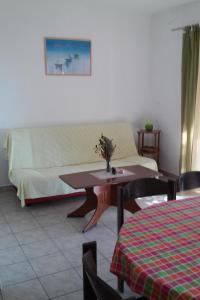 een woonkamer met een bank en een tafel bij Seaside secluded apartments Cove Skozanje, Hvar - 14899 in Gdinj