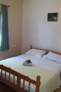 een slaapkamer met een bed met een bloem erop bij Seaside secluded apartments Cove Skozanje, Hvar - 14899 in Gdinj