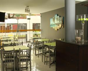ein Restaurant mit Tischen und Stühlen in einem Raum in der Unterkunft Hotel Vanetom in Chiclayo