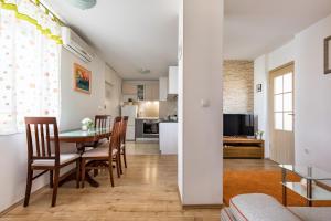 kuchnia i jadalnia ze stołem i krzesłami w obiekcie Apartments with WiFi Split - 14921 w Splicie