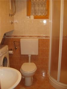 uma casa de banho com um WC, um lavatório e um chuveiro em Apartments with a parking space Mali Losinj (Losinj) - 14944 em Mali Lošinj