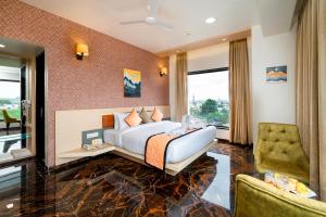 um quarto de hotel com uma cama e uma cadeira em Enrise by Sayaji Aurangabad em Aurangabad