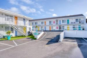 un estacionamiento frente a un edificio en Comfort Inn Warrnambool International, en Warrnambool