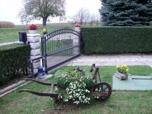 un jardín con una bicicleta con flores en el césped en Twin Room Knezevi Vinogradi 15024d, en Kneževi Vinogradi