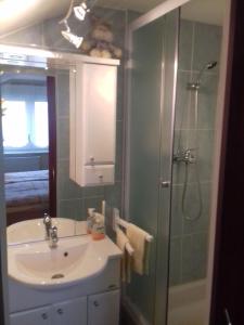 y baño con lavabo y ducha. en Rooms with a parking space Knezevi Vinogradi, Baranja - 15024 en Kneževi Vinogradi
