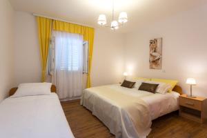 En eller flere senge i et værelse på Family friendly apartments with a swimming pool Podstrana, Split - 15040