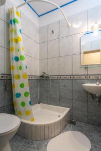 Et badeværelse på Family friendly apartments with a swimming pool Podstrana, Split - 15040 + 22 billeder