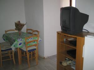 TV a/nebo společenská místnost v ubytování Apartments by the sea Selce, Crikvenica - 15063