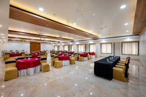 un salón de banquetes con mesas y sillas en una habitación en Enrise by Sayaji Aurangabad, en Aurangabad