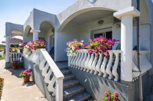 uma casa com flores nas escadas em Apartment Zaton 15000c em Zaton
