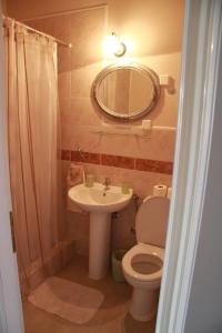 łazienka z toaletą, umywalką i lustrem w obiekcie Apartment Zaton 15000c w mieście Zaton