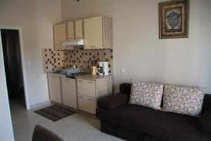 salon z kanapą i kuchnią w obiekcie Apartment Zaton 15000c w mieście Zaton