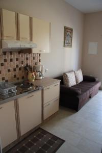 uma cozinha e uma sala de estar com um sofá em Apartment Zaton 15000c em Zaton