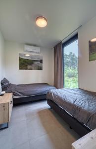 1 dormitorio con 2 camas y ventana en Black Box, en Lille