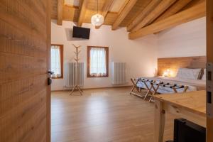 a living room with a bed and a table at Agriturismo Fondo Gioconda in Marcon