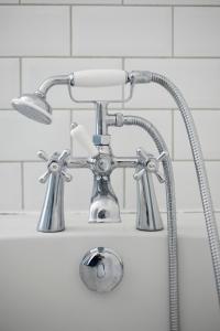 a chrome shower head in a bathroom at Cosy cottage 5 minutes walk to beach in Caister-on-Sea