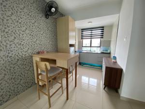 cocina con mesa y sillas en una habitación en Meadow Park, kampar, en Kampar