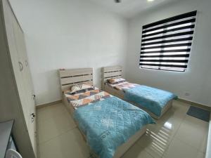 dos camas sentadas una al lado de la otra en una habitación en Meadow Park, kampar, en Kampar