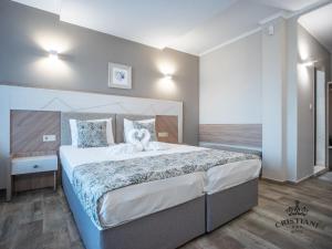 Postel nebo postele na pokoji v ubytování Cristiani Hotel Sozopol