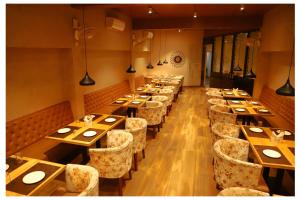 SeonīAnnandam Inn(Hotel Anand)的有长桌长椅的餐厅