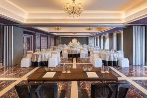 Hotel Hillock Ahmedabad餐厅或其他用餐的地方