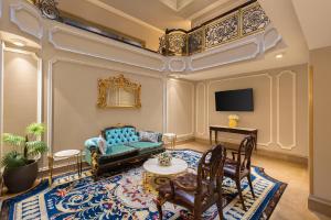 Hotel Hillock Ahmedabad的电视和/或娱乐中心