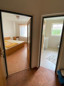 フランチシュコヴィ・ラーズニェにあるVila Hedaのベッドルーム(ベッド1台、バスルーム付)が備わります。