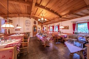 a restaurant with tables and chairs in a room at Alpenhotel Bergzauber in Berchtesgaden
