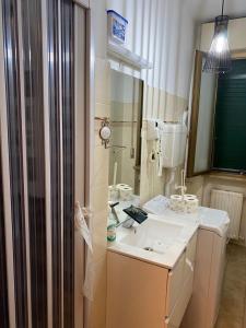 a bathroom with a sink and a mirror at Nenè al mare appartamento con posto auto wifi e idromassaggio in Santa Margherita Ligure