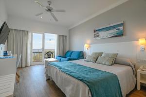 Кровать или кровати в номере Hotel Pinos Playa