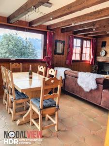ein Esszimmer mit einem Tisch und einem Sofa in der Unterkunft Chalet LA TOUPINE centre St Gervais in Saint-Gervais-les-Bains