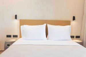 Postel nebo postele na pokoji v ubytování Pnoes Luxury Suites