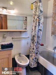 ein Badezimmer mit einem Waschbecken, einem WC und einer Badewanne in der Unterkunft Chalet LA TOUPINE centre St Gervais in Saint-Gervais-les-Bains