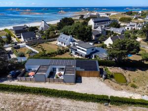 uma vista aérea de uma casa na praia em Villa le Nid Des Dunes & Spa 2 gîtes écologiques em Santec
