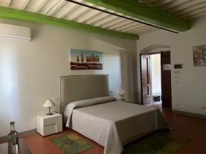 sypialnia z dużym łóżkiem w pokoju w obiekcie La Fattoria di Rendola w mieście Montevarchi
