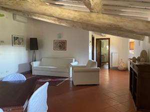 sala de estar con sofá y silla en La Fattoria di Rendola en Montevarchi