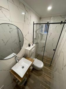 ein Badezimmer mit Toilette, Waschbecken und Spiegel in der Unterkunft Apartments Mila - Mala Duba in Živogošće + 35 Fotos