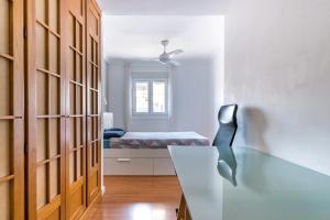 a bedroom with a bed and a desk with a desk at Casa Lucy in Las Palmas de Gran Canaria